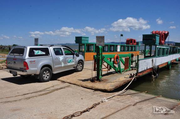 Entrando na balsa entre o Farol de Santa Marta e Laguna, no sul de Santa Catarina